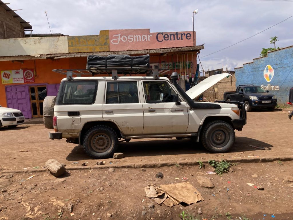 4X4 Land Cruiser Hard Top with A Roof Top Tent